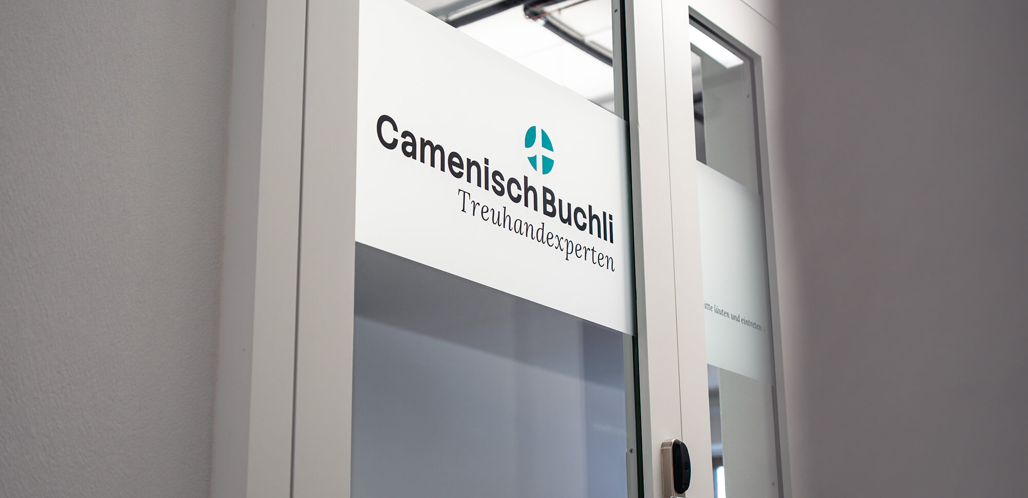 Eingangsbereich von Camenisch Buchli Treuhandexperten AG